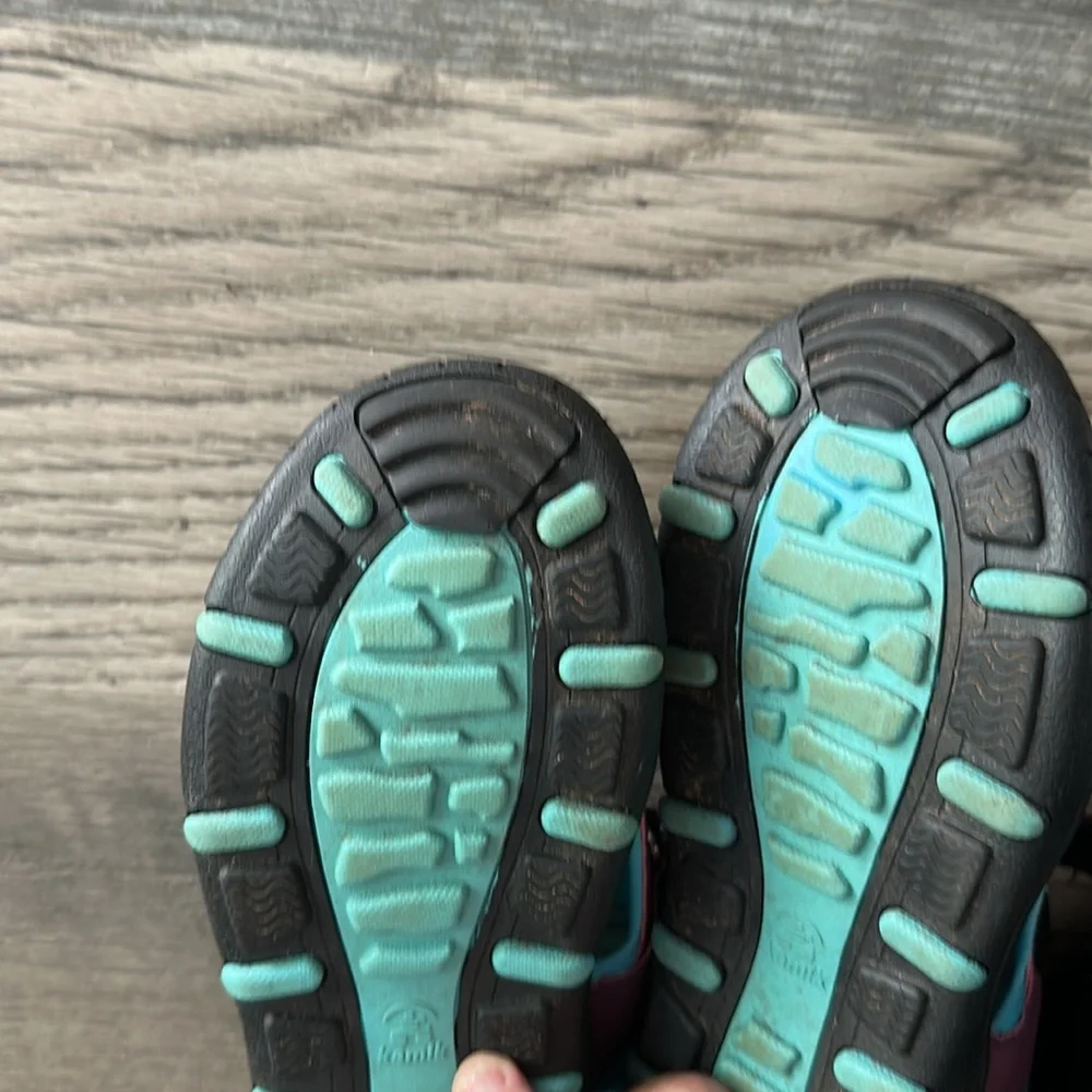 Kamik coral reef‎ Burgundy and Aqua Outdoor Sandals kids size 4